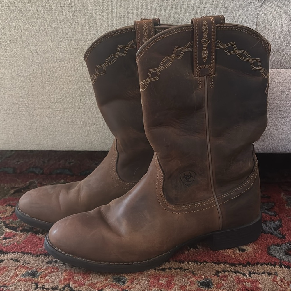 Ariat boots
Size 9.5
Nearly new condition, one a handful of times
Perfect treads - Picture 3 of 6